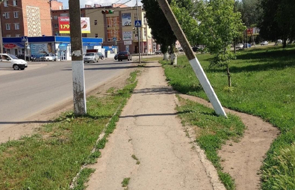 Л-образные столбы обходят по сей день.