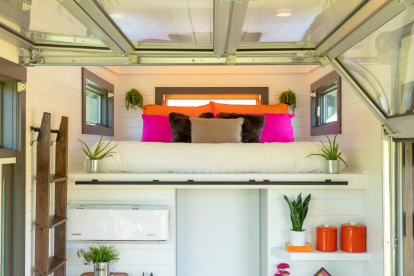 Спальня знаходиться на лофтовому рівні (Tiny House Fueled by Dunkin' Donuts). Спальня находится на лофтовом уровне (Tiny House Fueled by Dunkin' Donuts).
