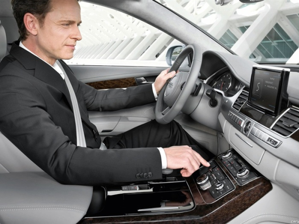 Водій - це, по суті, будь-хто, хто вміє водити. Водитель - это, по сути, любой, кто умеет водить.