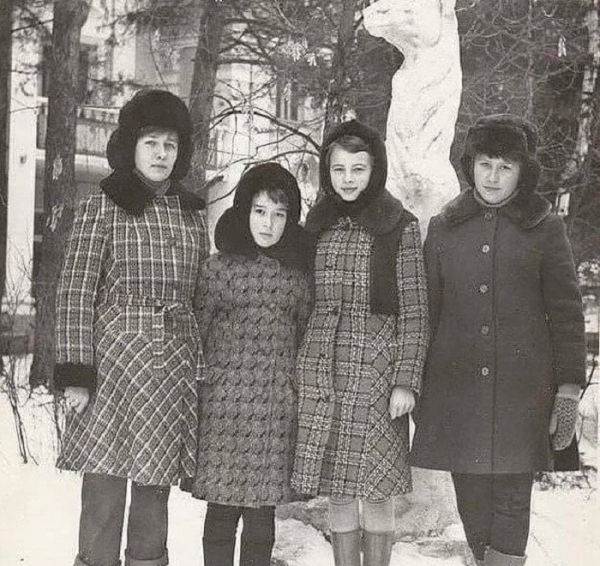 Пальто в клітку носили і дорослі, і діти Пальто в клетку носили и взрослые, и дети