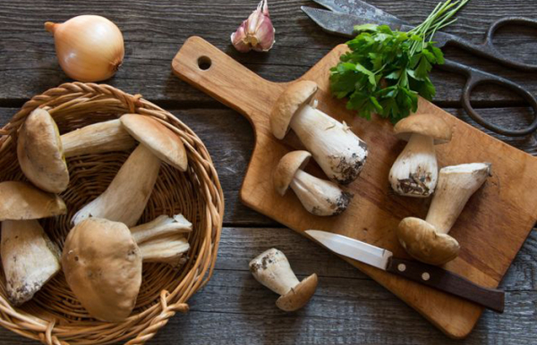 Молодые люди считают грибы тяжелым для пищеварения продуктом из-за содержания хитина.