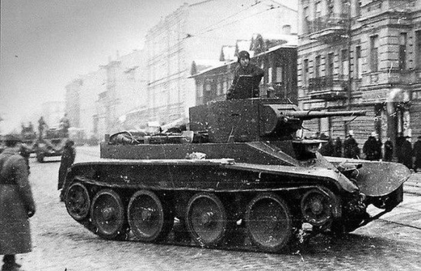 Танки можна було використовувати у низці ситуацій. Танки можно было использовать в ряде ситуаций.