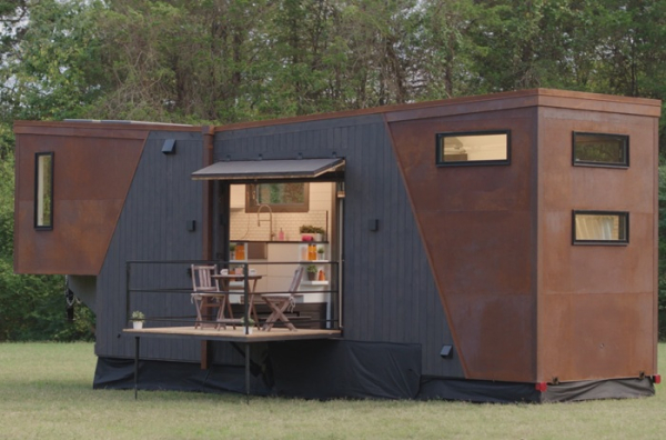 Фасад Home That Runs on Coffee фанерований кортенівською сталлю та вагонкою з кедра. Фасад Home That Runs on Coffee облицован кортеновской сталью и вагонкой из кедра.