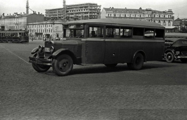 Перший радянський автобус. Первый советский автобус.