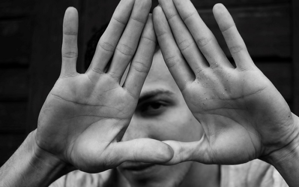 Не дивіться він через призму інших. Не смотрите на себя через призму других.