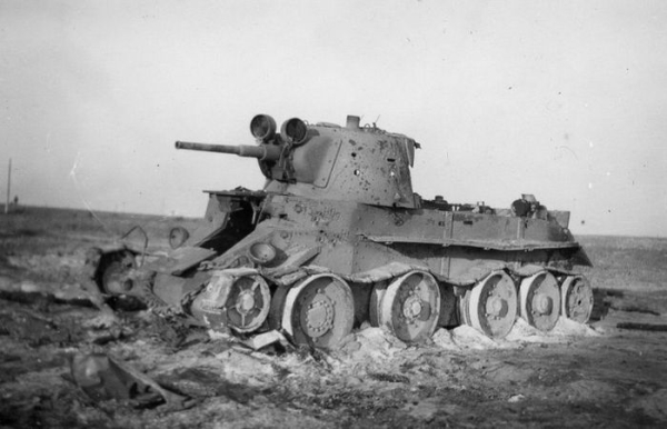У 1941 БТ-7 справді довелося тяжко. В 1941 БТ-7 действительно пришлось тяжело.