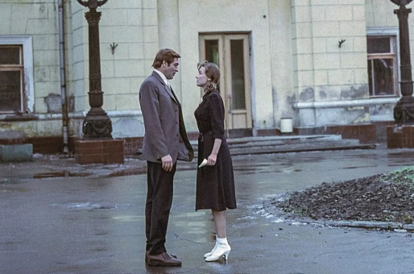 Кадр із фільму «Москва сльозам не вірить» Кадр из фильма «Москва слезам не верит»