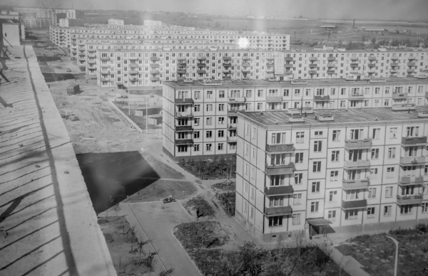 Типова забудова також стала частиною концепції десталінізації. Типовая застройка также стала частью концепции десталинизации.