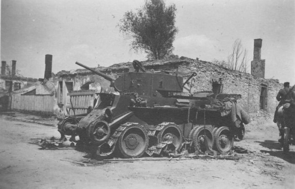 Танк був слабко броньований за мірками початку 1940-х. Танк был слабо бронирован по меркам начала 1940-х.