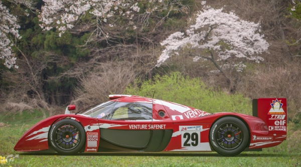 Toyota GT-One, вид збоку ліворуч Toyota GT-One, вид сбоку слева
