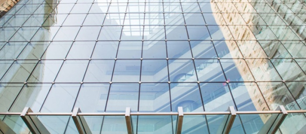 Создание curtain wall, или навесного фасада сделало высотные здания такими, какими мы их знаем.