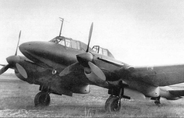 Потім виник Пе-2. Затем появился Пе-2.