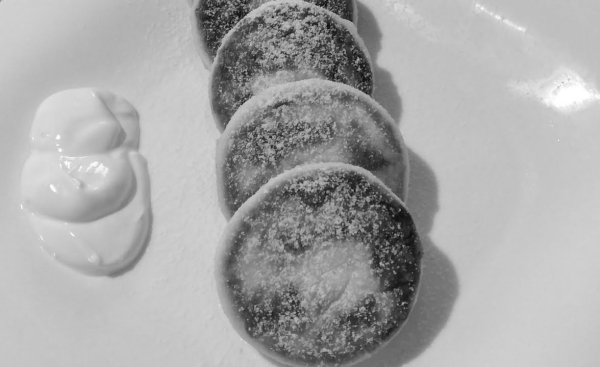 Встояти перед шкільними сирниками було дуже складно. Устоять перед школьными сырниками было очень сложно.