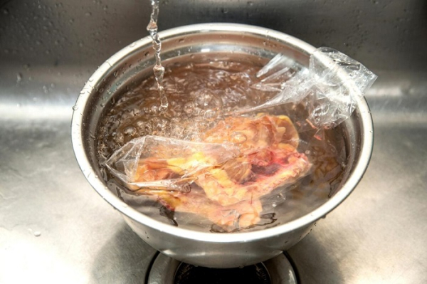 Покладіть м'ясо в миску і залийте водою Положите мясо в миску и залейте водой