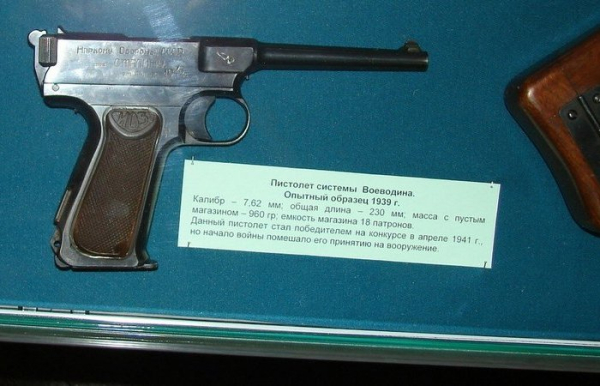 Пістолет вийшов непоказним, але ефективним. Пистолет вышел неказистым, но эффективным.