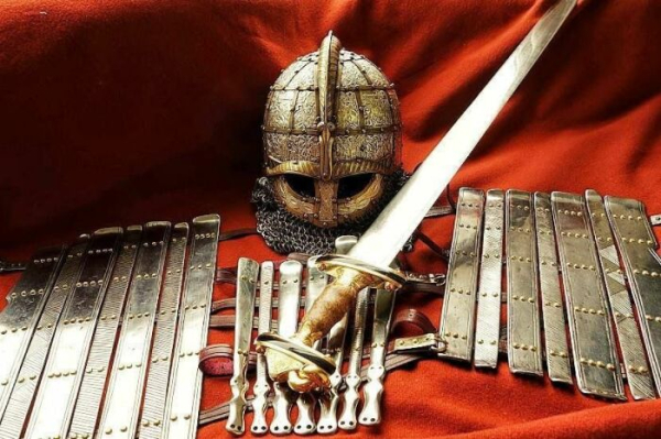 Насправді вікінги не мали рогів на шоломах - це просто незручно. На самом деле у викингов не был рогов на шлемах - это просто неудобно.