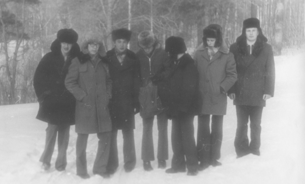 В советские времена шерстяные клетчатые шарфы спасали от холода.