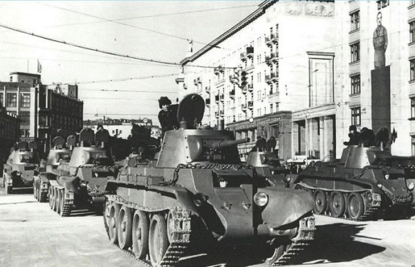 Танк воював до 1945 року. Танк воевал до 1945 года.