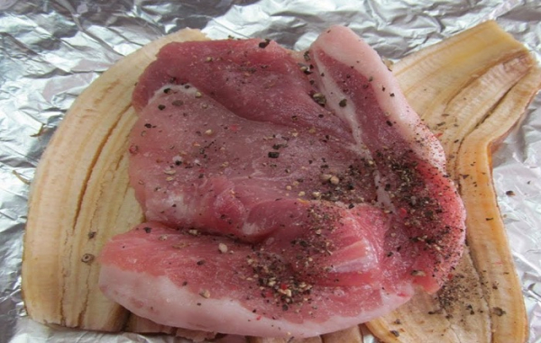 Загорніть м'ясо в бананову шкірку Заверните мясо в банановую кожуру