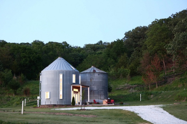 Другий бункер ще на стадії трансформації (Grain Bin Getaway, Айова). Второй бункер еще в стадии трансформации (Grain Bin Getaway, Айова).