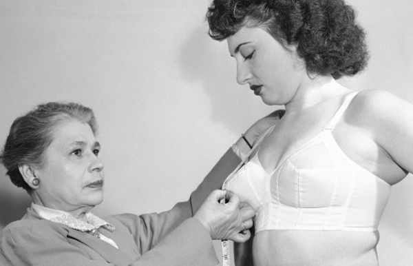 СРСР було власне виробництво ліфчиків. СССР было собственное производство лифчиков.