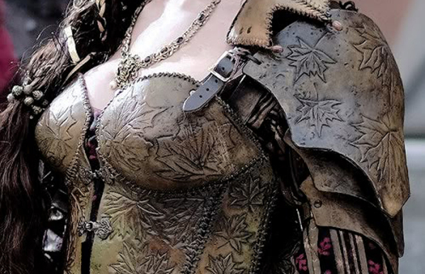 Перші елементи одягу підтримки грудей з'явилися торік у Середні віки. Первые элементы одежды для поддержания груди появились в Средние века.