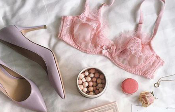 Нині велика кількість моделей бюстгальтерів. Сейчас большое количество моделей бюстгальтеров.