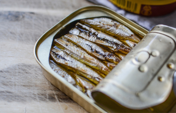 Шпроти – це копчена кілька. Шпроты - это копченая килька.