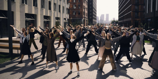 Кадр із фільму «Аліса у Країні чудес» Кадр из фильма «Алиса в Стране чудес»