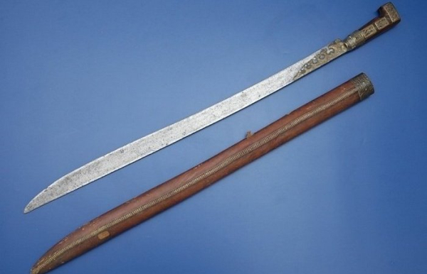 Зброя обросла безліччю міфів. Оружие обросшее множеством мифов.