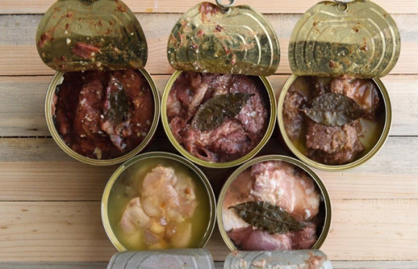 Консервированные продукты экономили время на приготовлении.