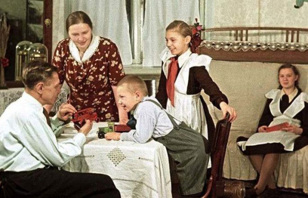Если в семье есть неродная дочь одному из родителей, то она для него будет падчерицей.