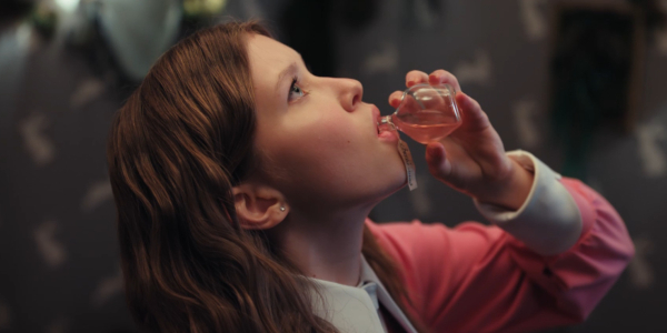 Кадр із фільму «Аліса у Країні чудес» Кадр из фильма «Алиса в Стране чудес» 2025 года