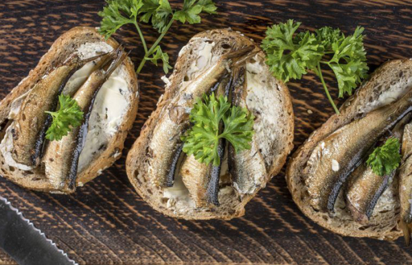 Шпроти почали виготовляти з інших видів дрібної риби. Шпроты стали изготавливать из других видов мелкой рыбы.