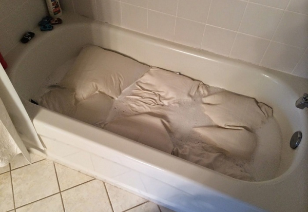 Зробіть розчин і замочіть у ньому простирадла Сделайте раствор и замочите в нем простыни