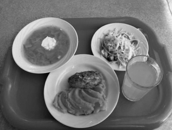 Подавали такі котлети з пюре у тому числі. Подавали такие котлеты с пюре в том числе.