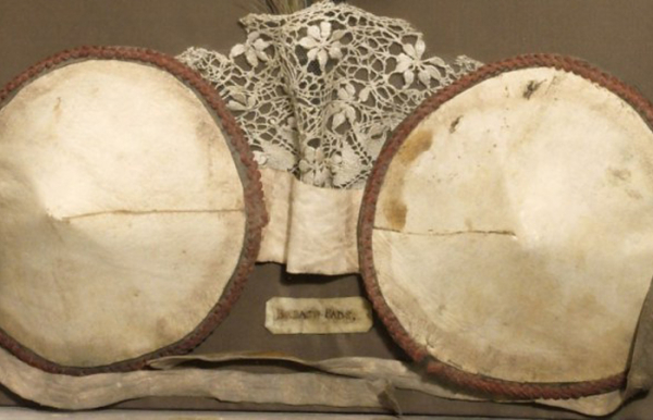 Перший бюстгальтер з'явився у Франції. Первый бюстгальтер появился во Франции.