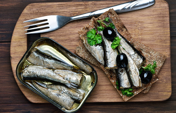 До 50-х років копчена кілька стала доступною для радянських громадян. К 50-м годам копченая килька стала доступной для советских граждан.