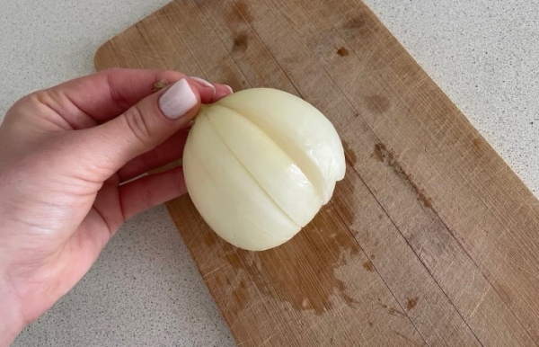 Найзручніший варіант нарізки цибулі. Самый удобный вариант нарезки лука.