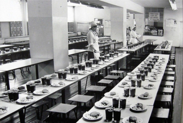 Школьная советская столовая.