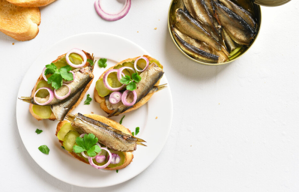 За 8 годин роботи потрібно було розкласти 3 тисячі рибин. За 8 часов работы нужно было разложить 3 тысячи рыбин.