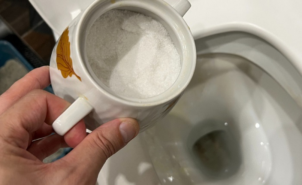 Сіль прочищає засмічення та прибирає запах Соль прочищает засор и убирает запах