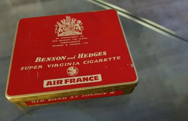 Були й такі цигарки. Были и такие сигареты.