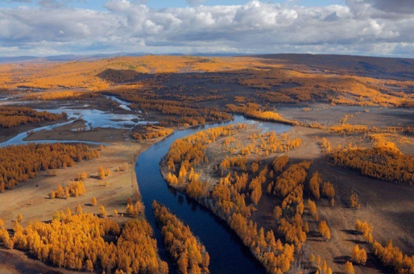 Півтора сторіччя видобутку золота в цій річці, а воно все не закінчується. Полтора столетия добычи золота в этой реке, а оно всё не заканчивается.