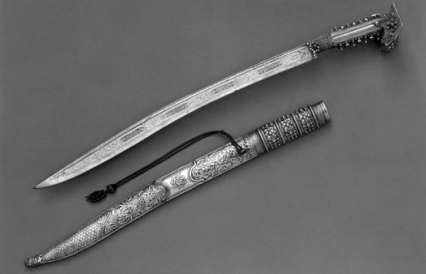 Допоміжний меч. Вспомогательный клинок.