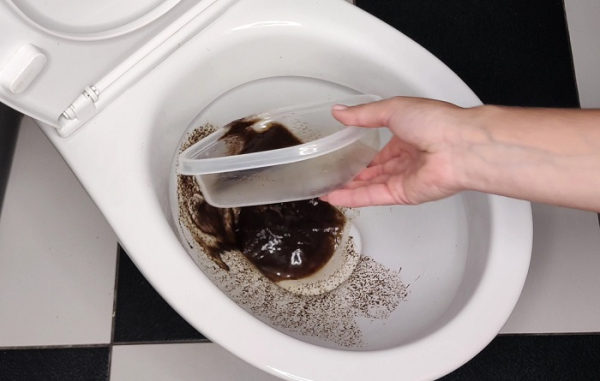 Залийте в унітаз суміш кави, соди та оцту Залейте в унитаз смесь кофе, соды и уксуса