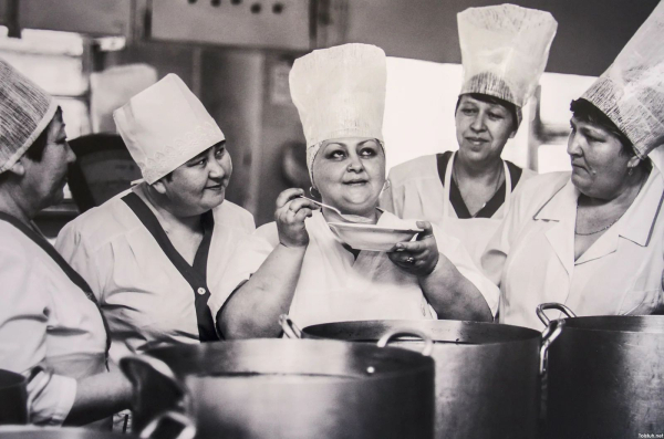 Ленінградський розсольник зготувався суворо за рецептурою. Ленинградский рассольник сготовился строго по рецептуре.