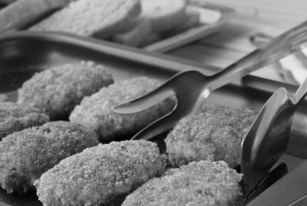 Шкільні котлети за 11 копійок розліталися швидше, ніж гарячі пиріжки. Школьные котлеты за 11 копеек разлетались быстрее, чем горячие пирожки.