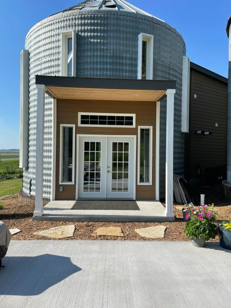 Щедре скління робить житловий простір Grain Bin Getaway світлішим та об'ємнішим. Щедрое остекление делает жилое пространство Grain Bin Getaway более светлым и объемным.