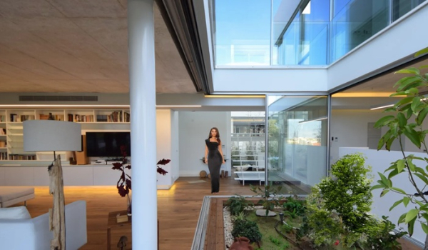 Некоторые комнаты граничат с открытым садом (Никосия, Кипр).